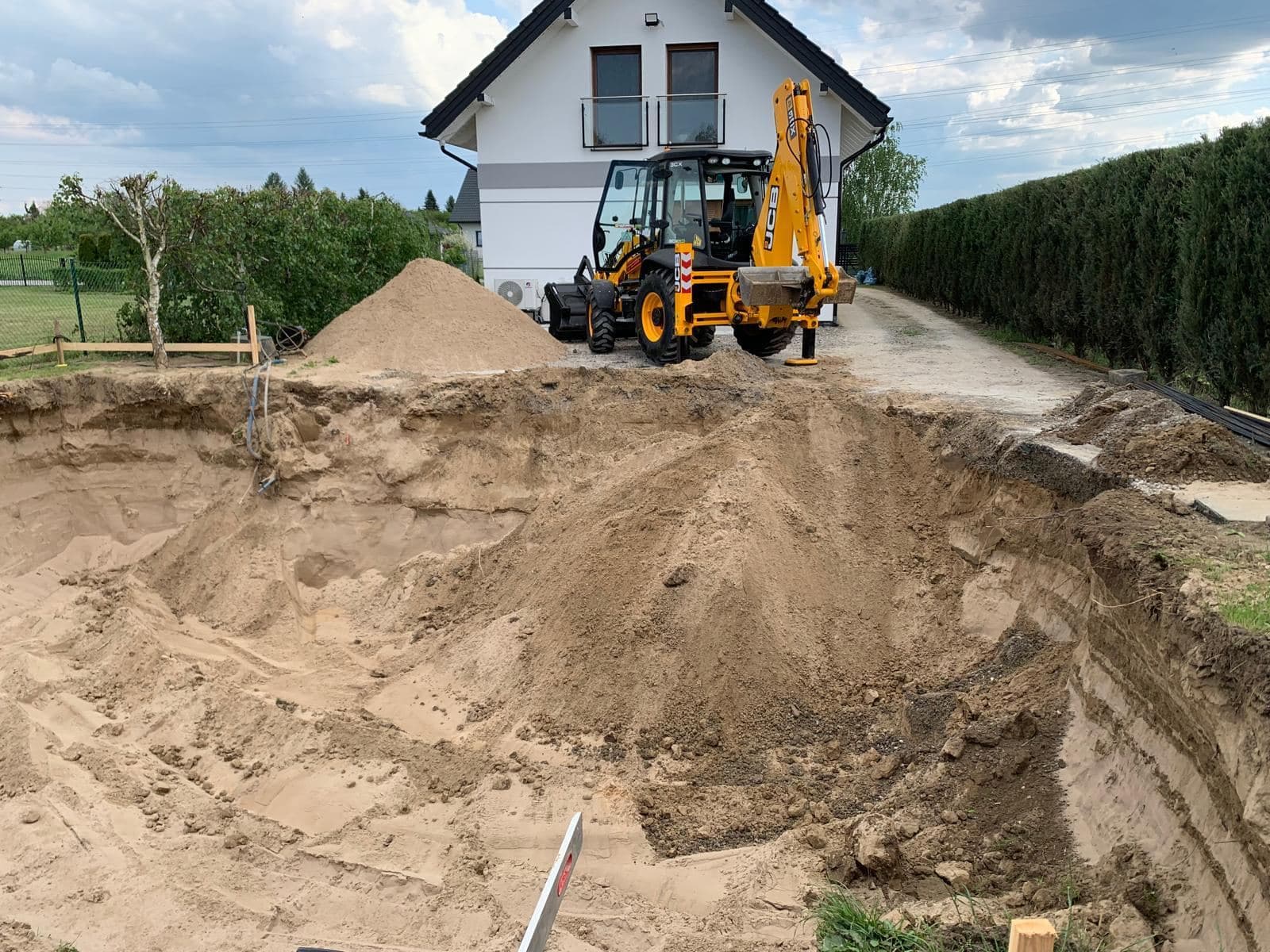Wykop pod basen — Koparko-ładowarka JCB 3CX · Polska