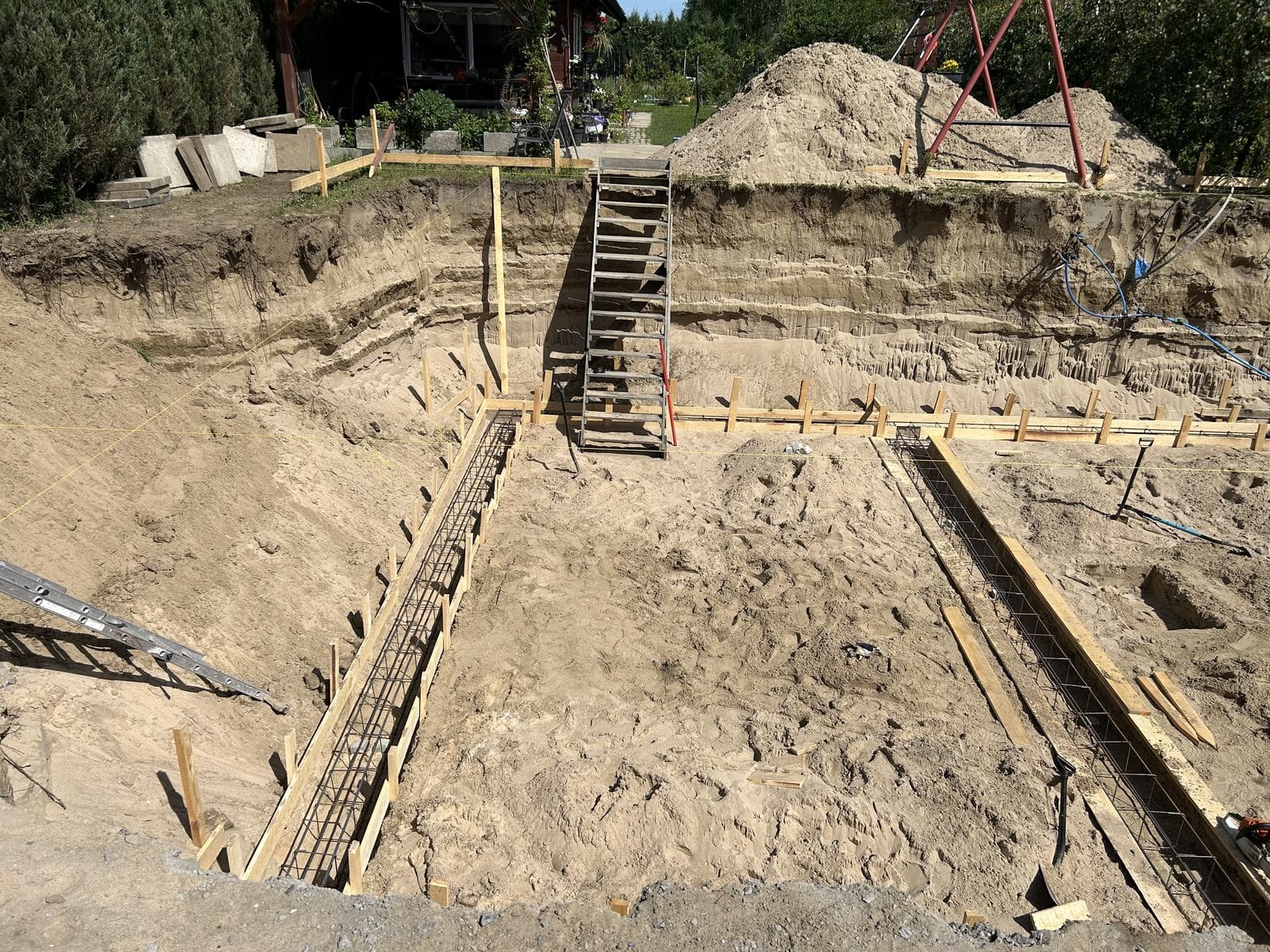 Ławy fundamentowe — Szalunek i zbrojenie w wykopie
