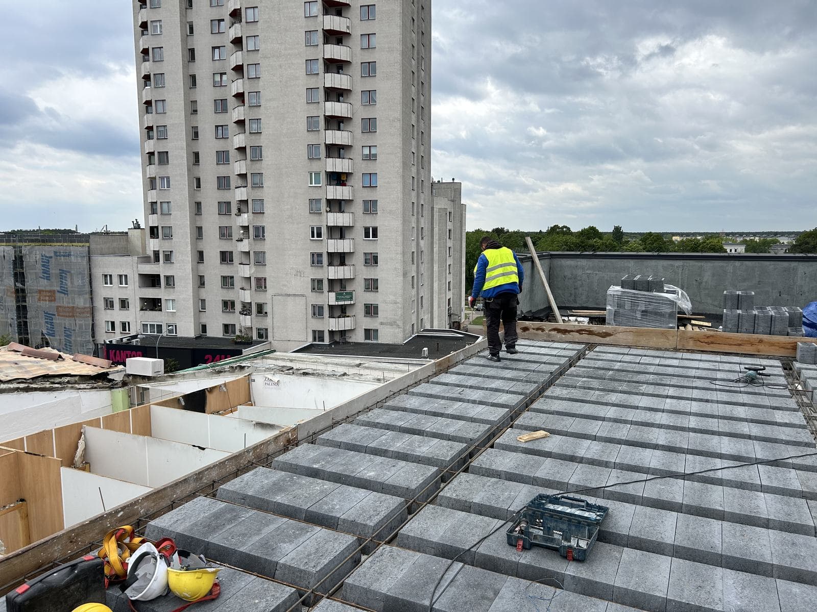Strop gęstożebrowy — Układanie belek i pustaków stropowych