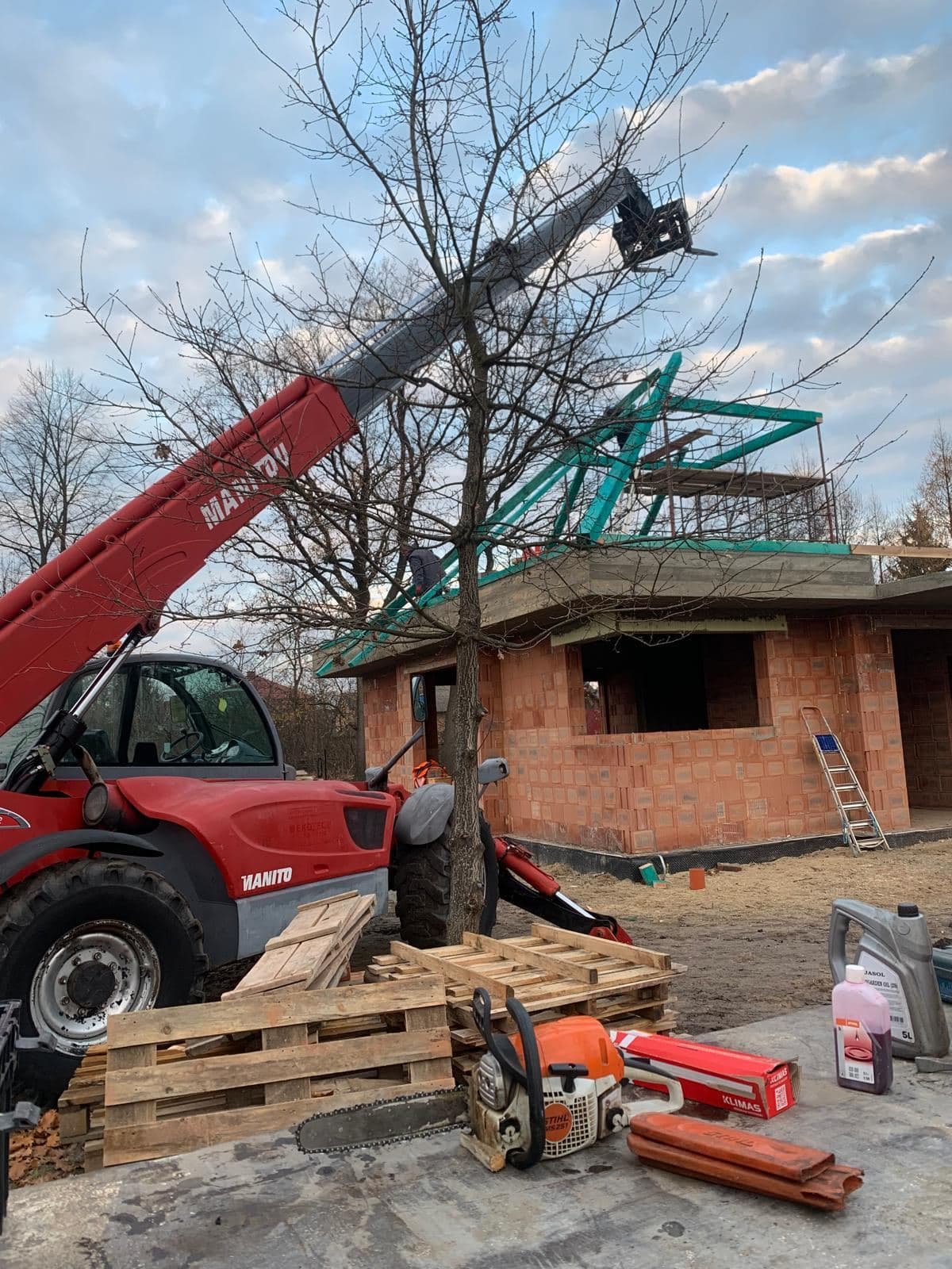 Więźba i zaplecze placu — Manitou, drewno konstrukcyjne, palety