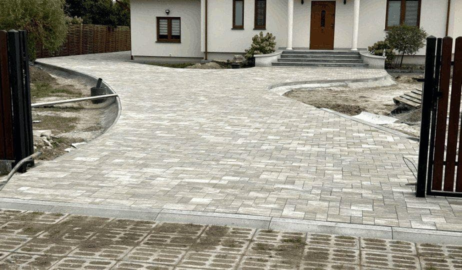 Podjazd z kostki — Otoczenie domu