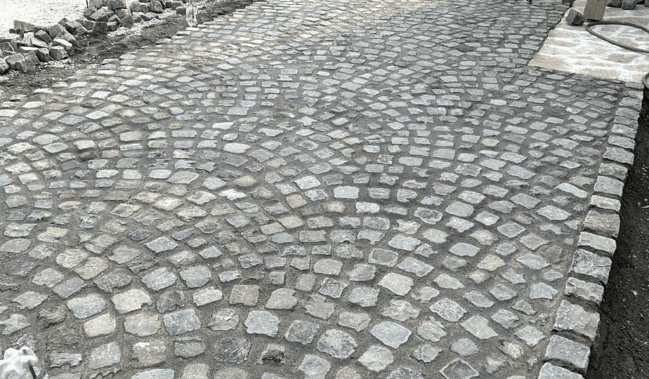 Otoczenie domu — Kostka i ogrodzenia