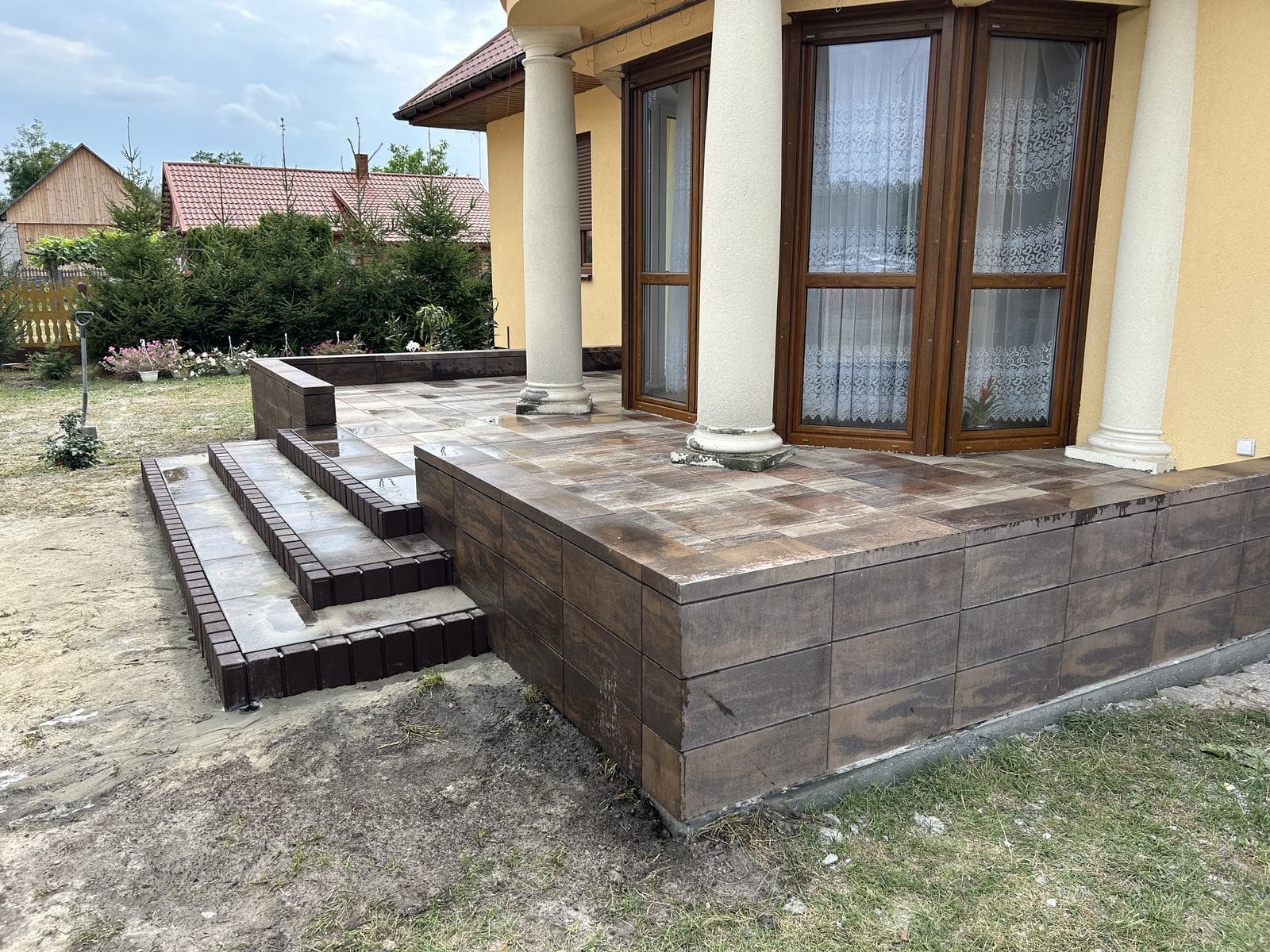 Taras z płyt i schody — Wejście z kolumnami