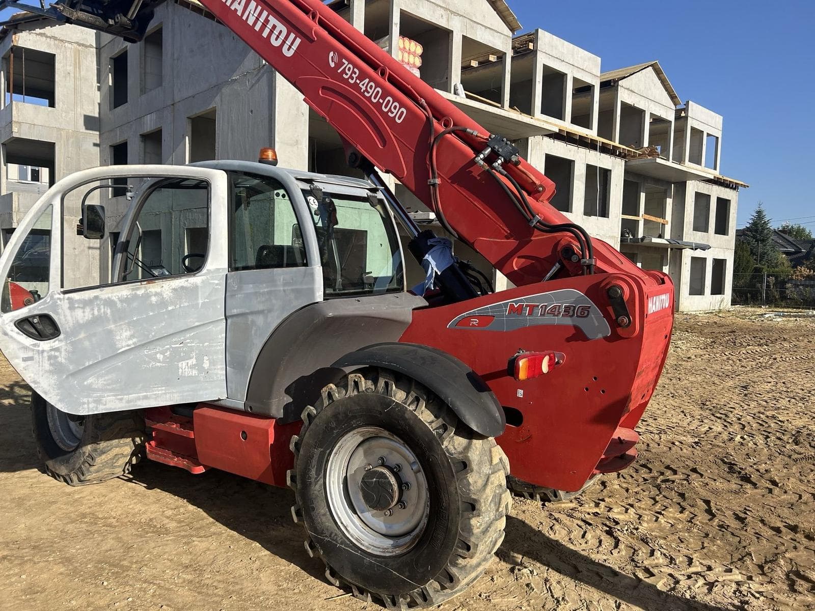 Manitou na placu — Podawanie materiału