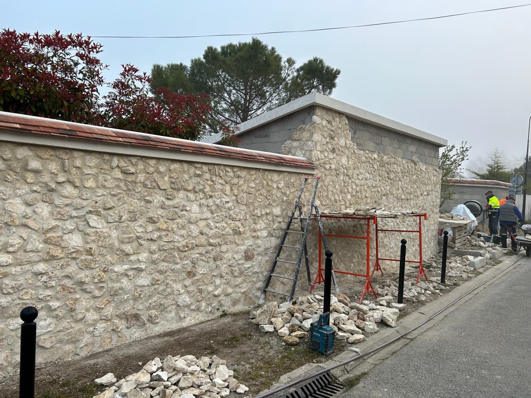 Renowacja muru kamiennego — Francja · prace murarskie
