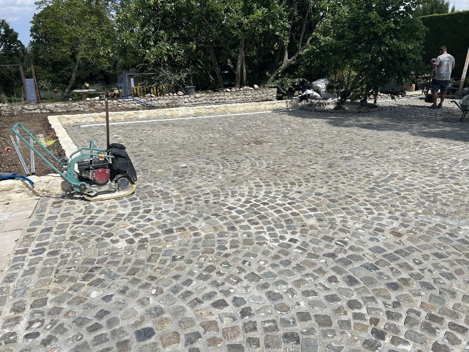 Dziedziniec z kostki granitowej — Realizacja we Francji