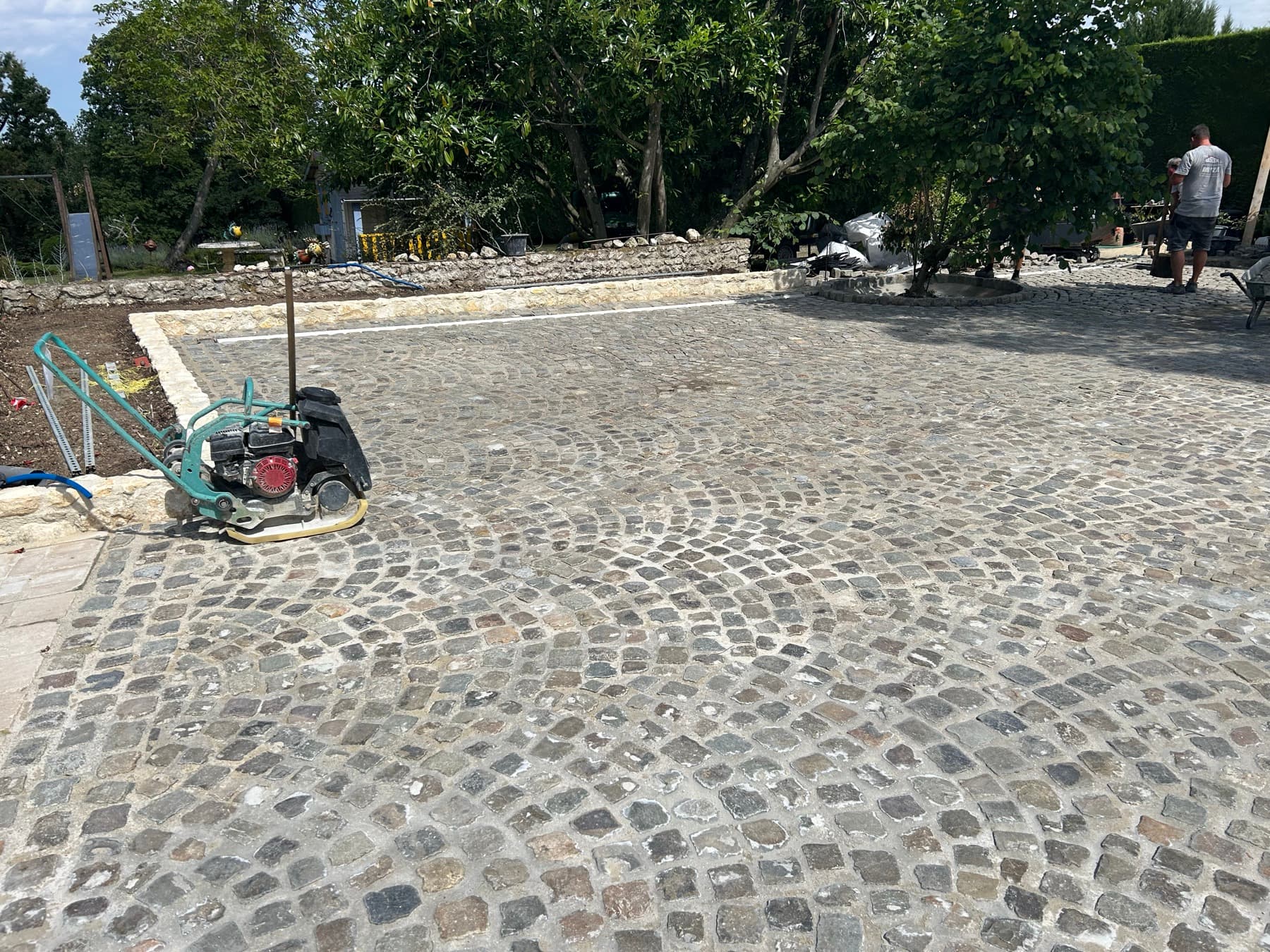 Dziedziniec z kostki granitowej — Francja · posiadłość pod Paryżem