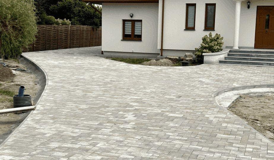 Podjazd z kostki — Otoczenie domu